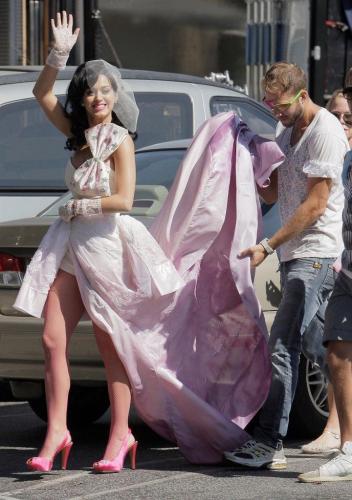 Katy-Perry-Hot-n-Cold-BTS-005