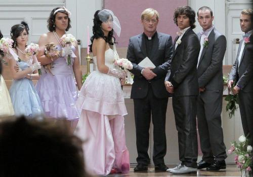 Katy-Perry-Hot-n-Cold-BTS-010