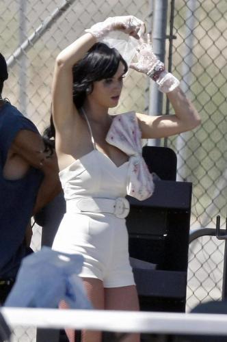 Katy-Perry-Hot-n-Cold-BTS-036
