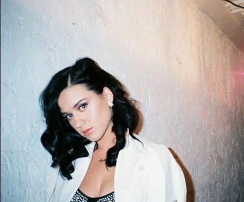 Katy-Perry-I-Kissed-a-Girl-01