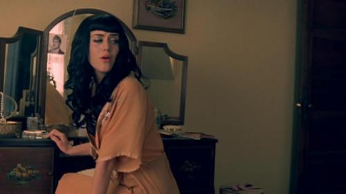 Katy-Perry-Thinking-of-you 042