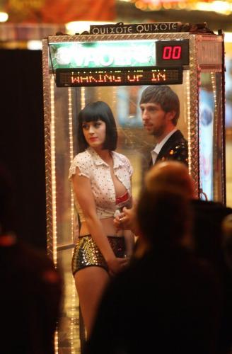 Katy-Perry-Waking-up-in-Vegas-BTS-006