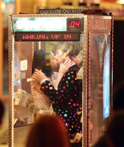 Katy-Perry-Waking-up-in-Vegas-BTS-010