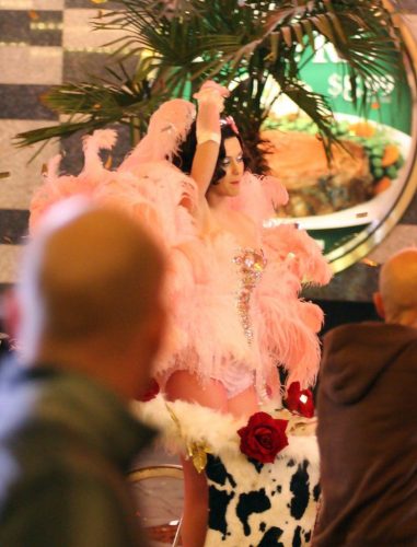 Katy-Perry-Waking-up-in-Vegas-BTS-011