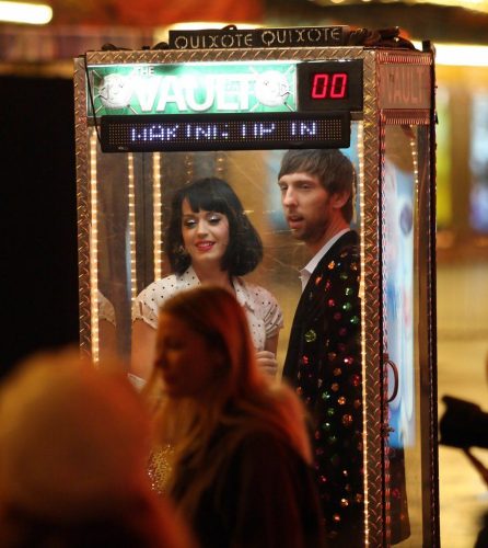 Katy-Perry-Waking-up-in-Vegas-BTS-015