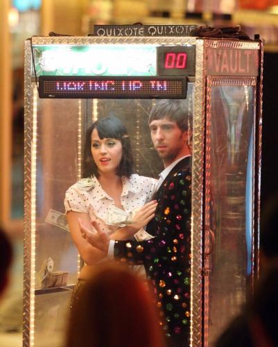 Katy-Perry-Waking-up-in-Vegas-BTS-016