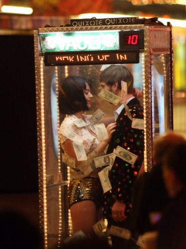 Katy-Perry-Waking-up-in-Vegas-BTS-017