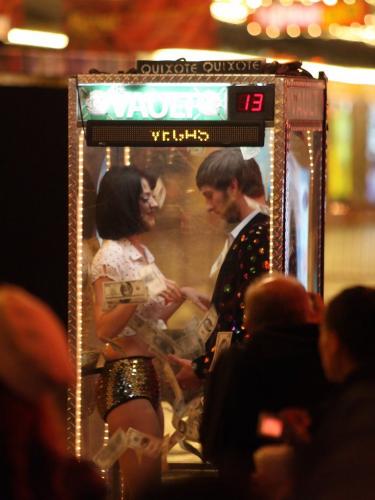 Katy-Perry-Waking-up-in-Vegas-BTS-018