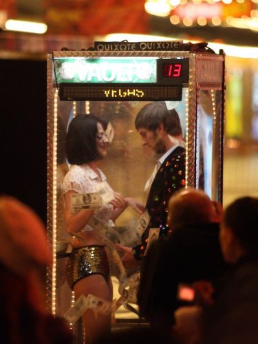 Katy-Perry-Waking-up-in-Vegas-BTS-018