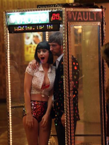 Katy-Perry-Waking-up-in-Vegas-BTS-019