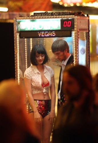 Katy-Perry-Waking-up-in-Vegas-BTS-021