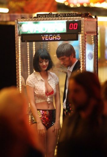 Katy-Perry-Waking-up-in-Vegas-BTS-021
