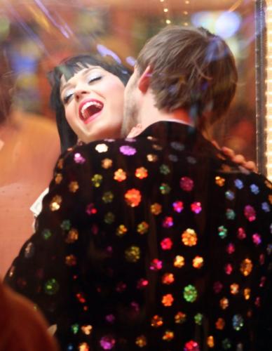 Katy-Perry-Waking-up-in-Vegas-BTS-027