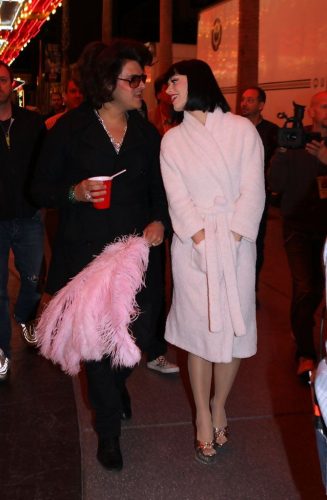 Katy-Perry-Waking-up-in-Vegas-BTS-029