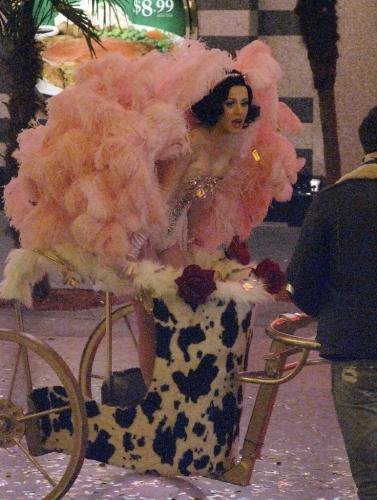 Katy-Perry-Waking-up-in-Vegas-BTS-031