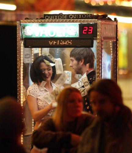 Katy-Perry-Waking-up-in-Vegas-BTS-032