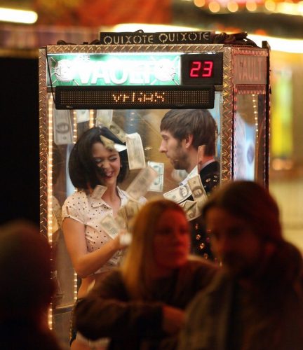 Katy-Perry-Waking-up-in-Vegas-BTS-032