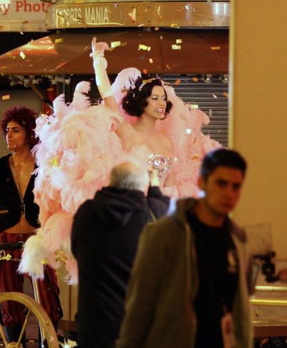 Katy-Perry-Waking-up-in-Vegas-BTS-033