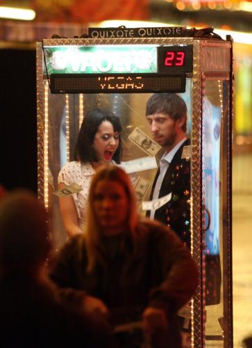 Katy-Perry-Waking-up-in-Vegas-BTS-034