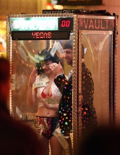 Katy-Perry-Waking-up-in-Vegas-BTS-035