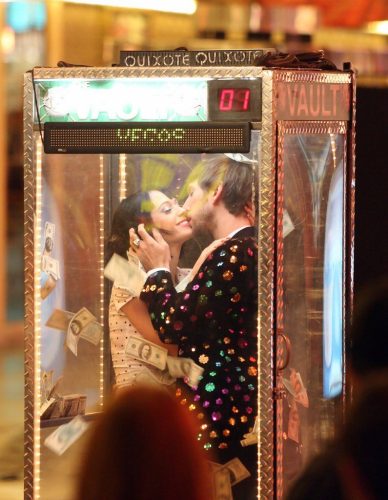 Katy-Perry-Waking-up-in-Vegas-BTS-037