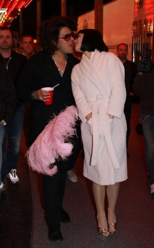 Katy-Perry-Waking-up-in-Vegas-BTS-039