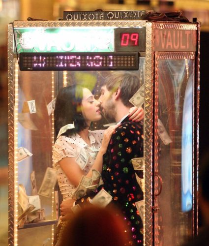 Katy-Perry-Waking-up-in-Vegas-BTS-042