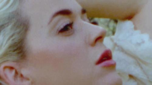 Katy-Perry-Daisies-001