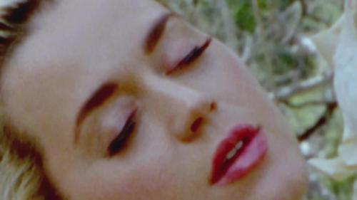 Katy-Perry-Daisies-004