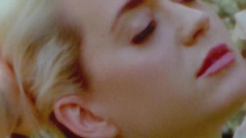 Katy-Perry-Daisies-005
