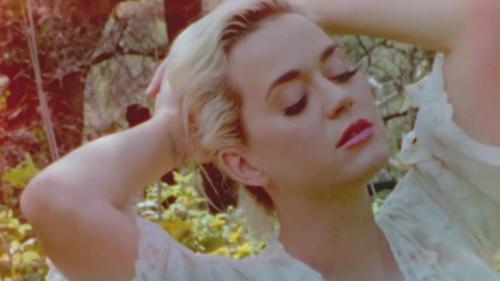 Katy-Perry-Daisies-006