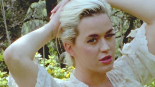 Katy-Perry-Daisies-007