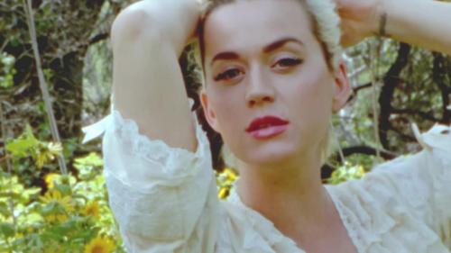 Katy-Perry-Daisies-008