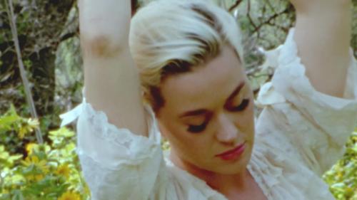 Katy-Perry-Daisies-011
