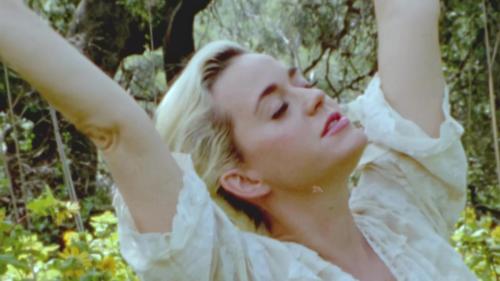 Katy-Perry-Daisies-014