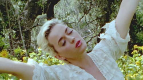Katy-Perry-Daisies-015
