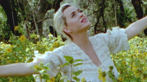 Katy-Perry-Daisies-017