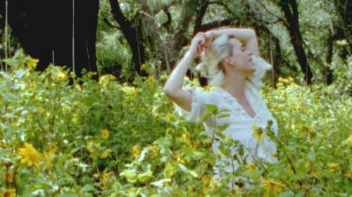 Katy-Perry-Daisies-026