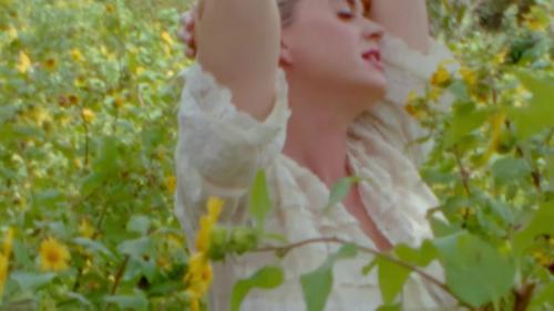 Katy-Perry-Daisies-031