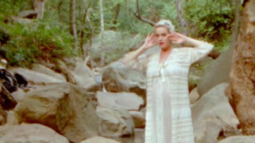 Katy-Perry-Daisies-035
