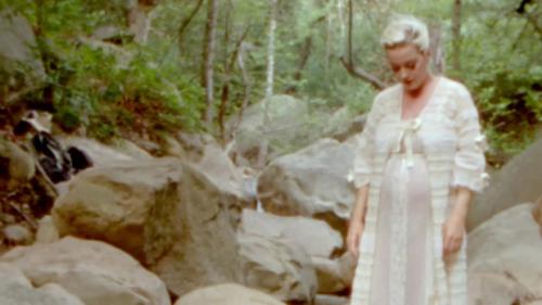 Katy-Perry-Daisies-039