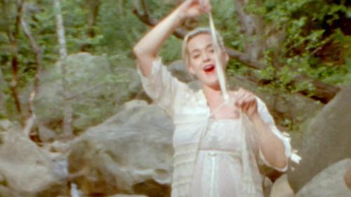 Katy-Perry-Daisies-041