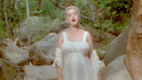 Katy-Perry-Daisies-045