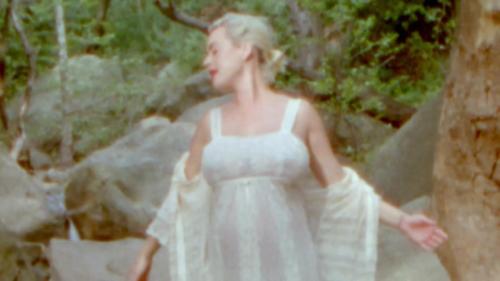 Katy-Perry-Daisies-049