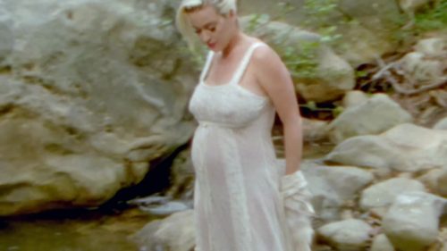 Katy-Perry-Daisies-050