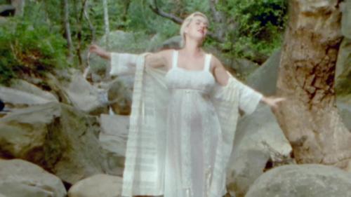 Katy-Perry-Daisies-057