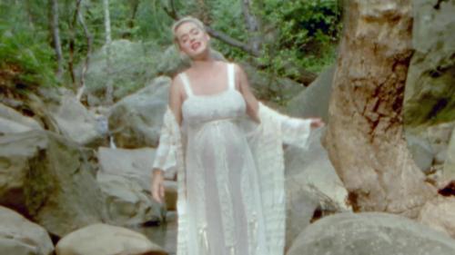 Katy-Perry-Daisies-059