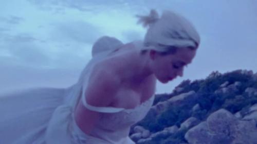 Katy-Perry-Daisies-061