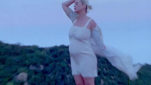 Katy-Perry-Daisies-063