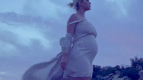 Katy-Perry-Daisies-065